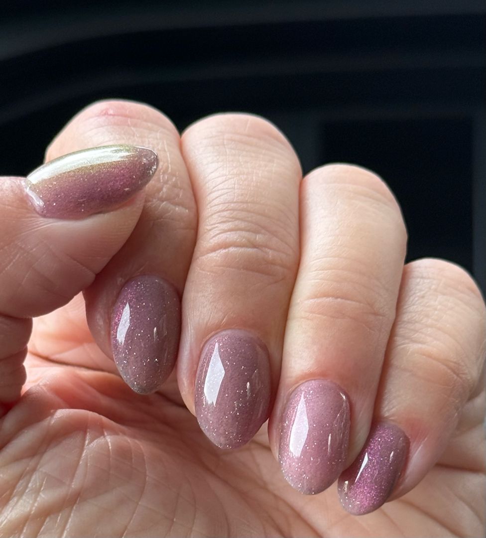 Migdałowe paznokcie w eleganckim odcieniu mauve z połyskiem